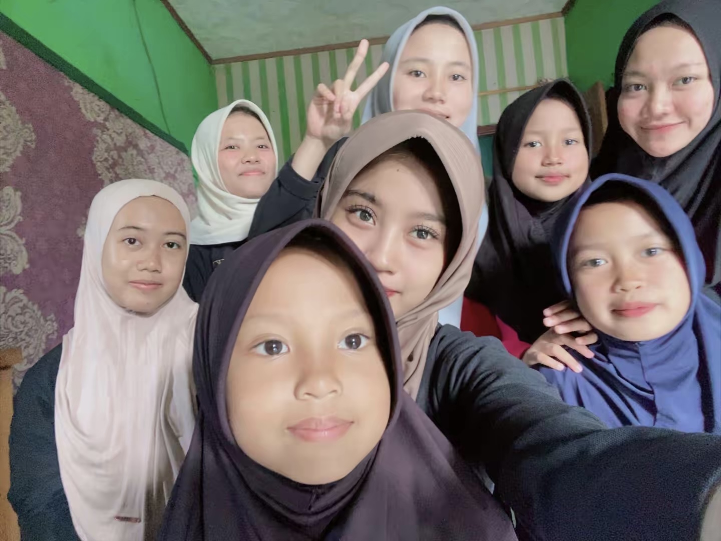 Bimbingan belajar dari mahasiswa kkn 21 unugha untuk anak sekitar posko
